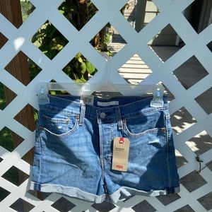 NWT Levi’s wedgie fit shorts!